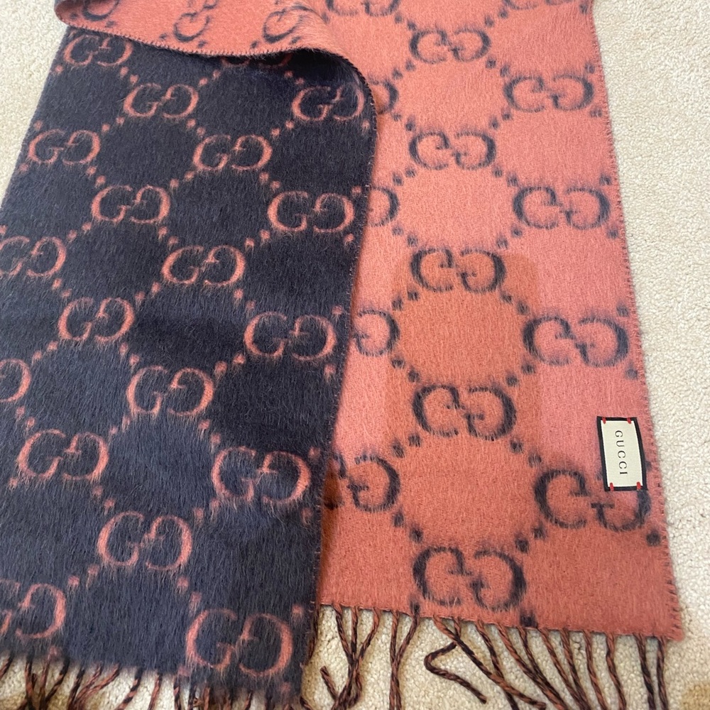 ⛔️ Deal ⛔️Authentic Gucci 🧣